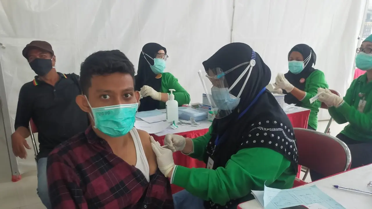 Guru di Surabaya mulai divaksinasi. (Dian Kurniawan/Liputan6.com)