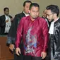 Kakak Saipul Jamil, Samsul Hidayatullah berdiskusi dengan kuasa hukum usai pembacaan vonis di Pengadilan Tipikor Jakarta, Senin (21/11). Majelis Hakim menjatuhkan vonis 2 tahun pidana penjara terhadap Samsul Hidayatullah. (Liputan6.co/Helmi Afandi)
