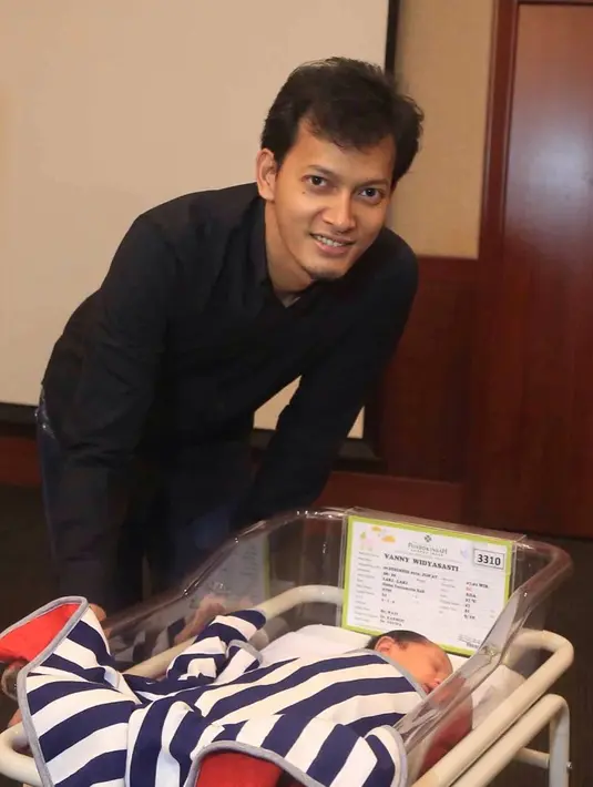 Anak pertama Fedi dan Vanny yang dilahirkan secara Caesar pada Jumat (9/12) lalu diberi nama Hasan Fadhillah Nuril. Fedi mengakui nama tersebut didapatkannya ketika sedang melamun. (Galih W. Satria/Bintang.com)