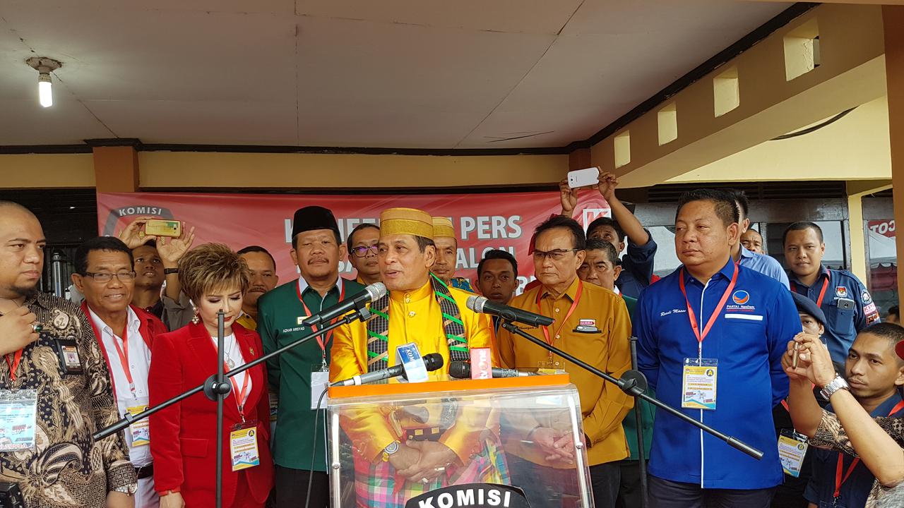 Nurdin Halid memberi keterngan pers selepas mendaftar di KPU Sulsel (Liputan6.com/Fauzan)