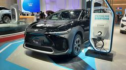 Toyota bZ4X merupakan satu-satunya produk full elektrik dari Toyota. Mobil ini memiliki desain interior yang sangat futuristis layaknya pesawat masa depan. bZ4X dijual seharga Rp1,190 miliar. SUV listrik Toyota ini mampu berjalan dengan baterai penuh hingga hampir 500 km. Baterai Lithium-ion yang digunakan memiliki kapasitas sebesar 71,4 kWh.