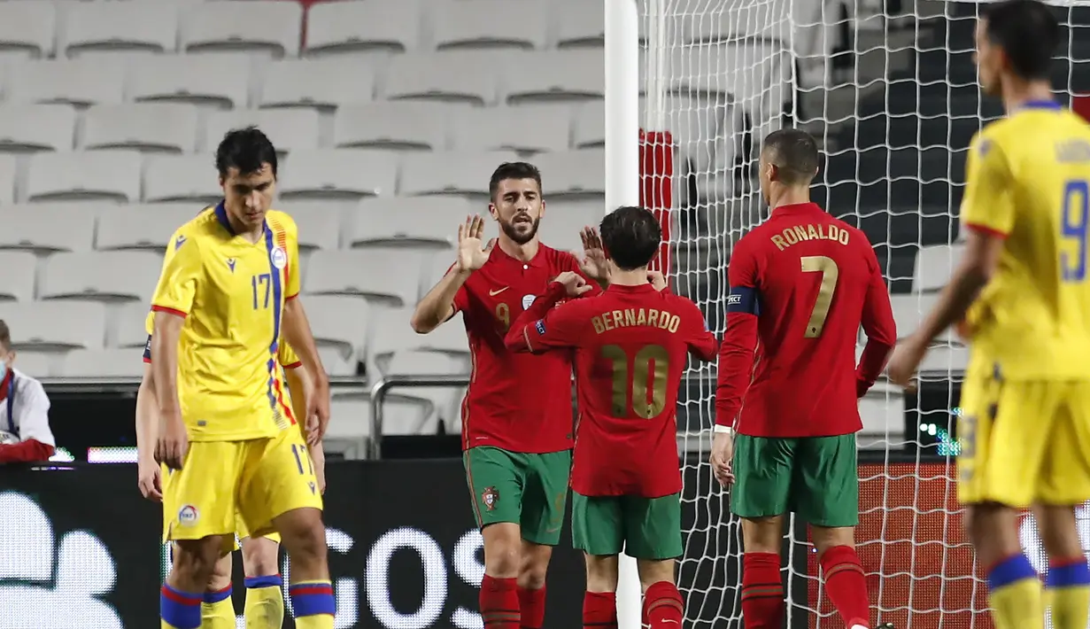 Pemain Portugal, Paulinho (kiri) merayakan gol ke-4 Portugal yang dibuatnya ke gawang Andorra dalam laga uji coba Internasional di Stadion Luz, Lisbon, Portugal, Kamis (12/11/2020) dini hari WIB. Portugal menang telak 7-0 atas Andorra. (AP Photo/Armando Franca)