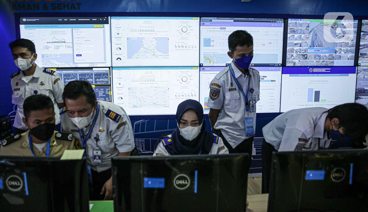 <p>Petugas memperhatikan cctv jalur mudik melalui layar command centre sebagai pusat informasi mudik 2022 di Gedung Kemenhub, Jakarta, Senin (25/5/2022). Command centre ini bisa berkoordinasi dengan cepat tanggap terkait dengan situasi yang ada dan masyarakat nantinya akan mendapatkan kemudahan dalam mengakses informasi. (Liputan6.com/Faizal Fanani)</p>