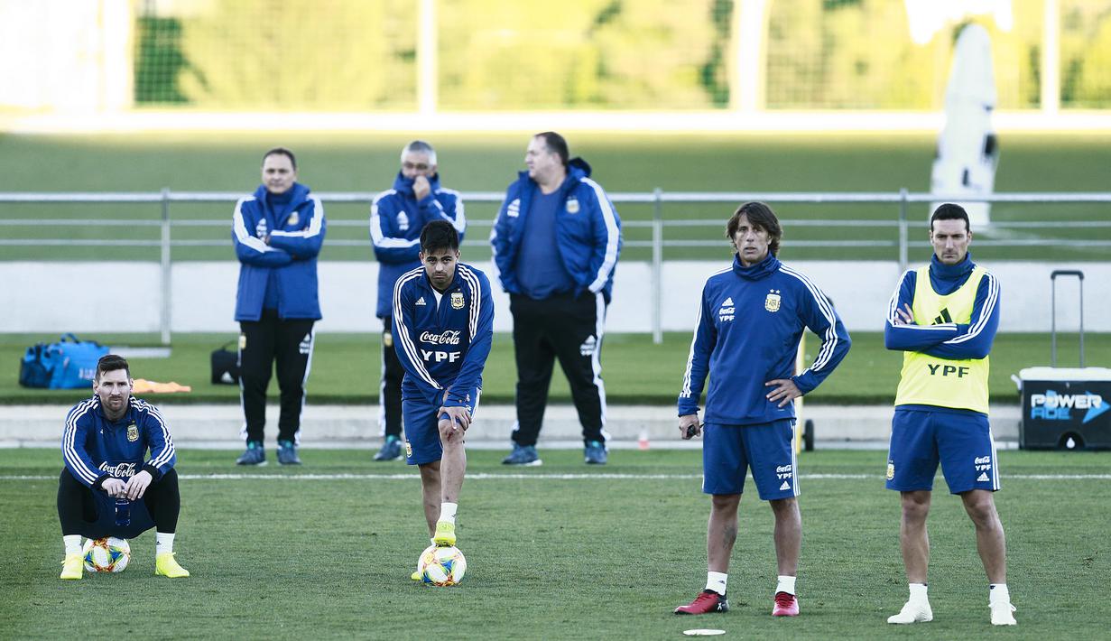 Para pemain Argentina tampak rileks saat latihan di Valdebebas, Madrid, Selasa (19/3). Latihan ini merupakan persiapan jelang laga persahabatan melawan Venezuela. (AFP/Benjamin Cremel)