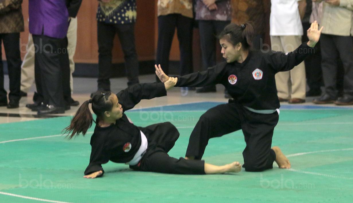 Aksi Pesilat  putri Indonesia di Padepokan Silat, Taman Mini Indonesia Indah, Jakarta Timur, (03/10/2017).  Kunjungan Wapres, Jusuf Kalla ke Silat untuk memantau persiapan jelang Asian Games 2018. (Bola.com/Nicklas Hanoatubun)