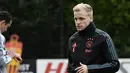 Gelandang Ajax, Danny van de Beek mengontrol bola selama sesi latihan di Amsterdam (22/10/2019). Ajax akan bertanding melawan wakil Inggris, Chelsea pada Grup H Liga Champions di Johan Cruijff Arena. (AFP Photo/John Thys)