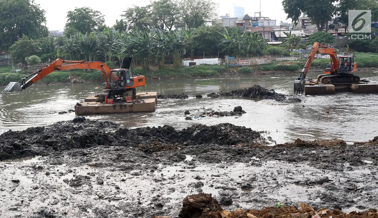 Alat berat mengeruk lumpur yang mengendap di Kanal Banjir Barat, Jakarta, Jumat (3/11). Pengerukan juga dilakukan untuk megantisipasi bantaran BKB yang sering meluap ketika hujan akibat penyempitan jalur sungai. (Liputan6.com/Immanuel Antonius)