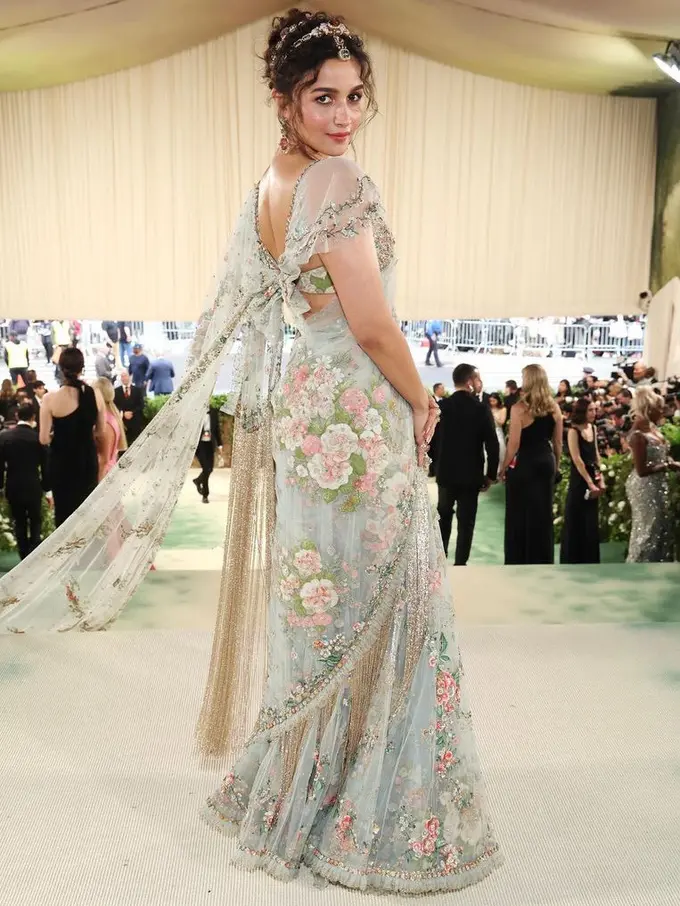 Aktris Bollywood Alia Bhatt memesona kenakan saree India di Met Gala 2024