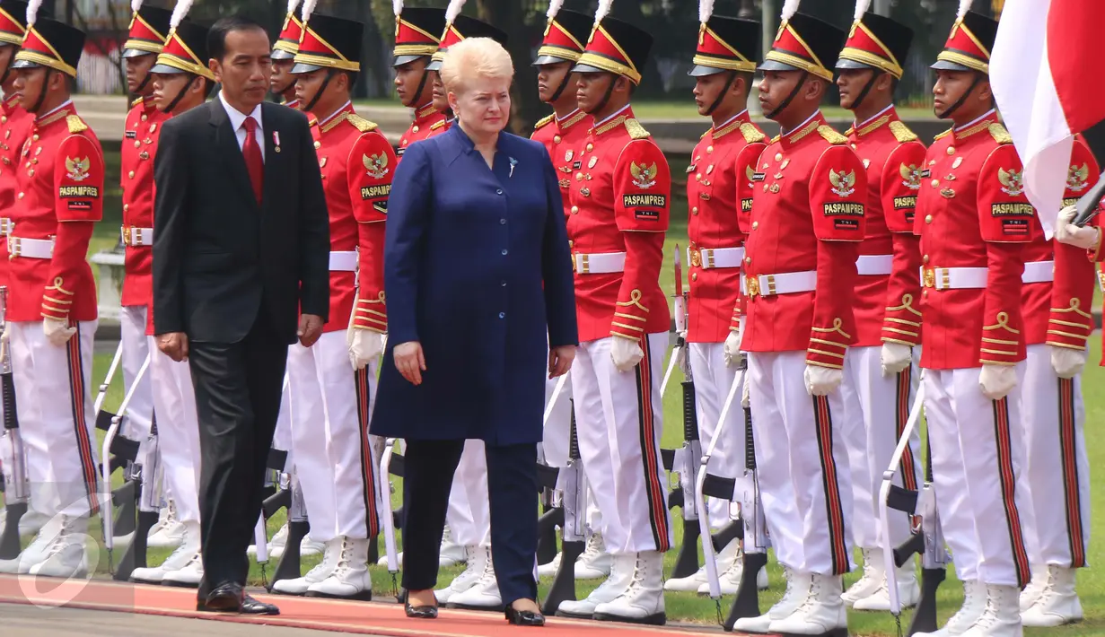 Presiden Joko Widodo mendampingi Presiden Republik Lithuania Dalia Grybauskaite saat kunjugannya di Istana Merdeka, Rabu (17/5). Pertemuan ini bertujuan untuk menjalin kerja sama di bidang energi, bisnis, transportasi. (Liputan6.com/Angga Yuniar)