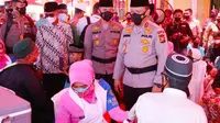 Kapolda Riau Irjen Agung Setya meninjau vaksinasi terhadap masyarakat di Kabupaten Indragiri Hilir. (Liputan6.com/M Syukur)