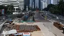 Suasana proyek pembangunan MRT di kawasan Sudirman, Jakarta, Selasa (5/7). Pengerjaan proyek infrastruktur di Jakarta dan sekitarnya libur sementara karena para pekerja memperoleh libur Lebaran. (Liputan6.com/Faizal Fanani)