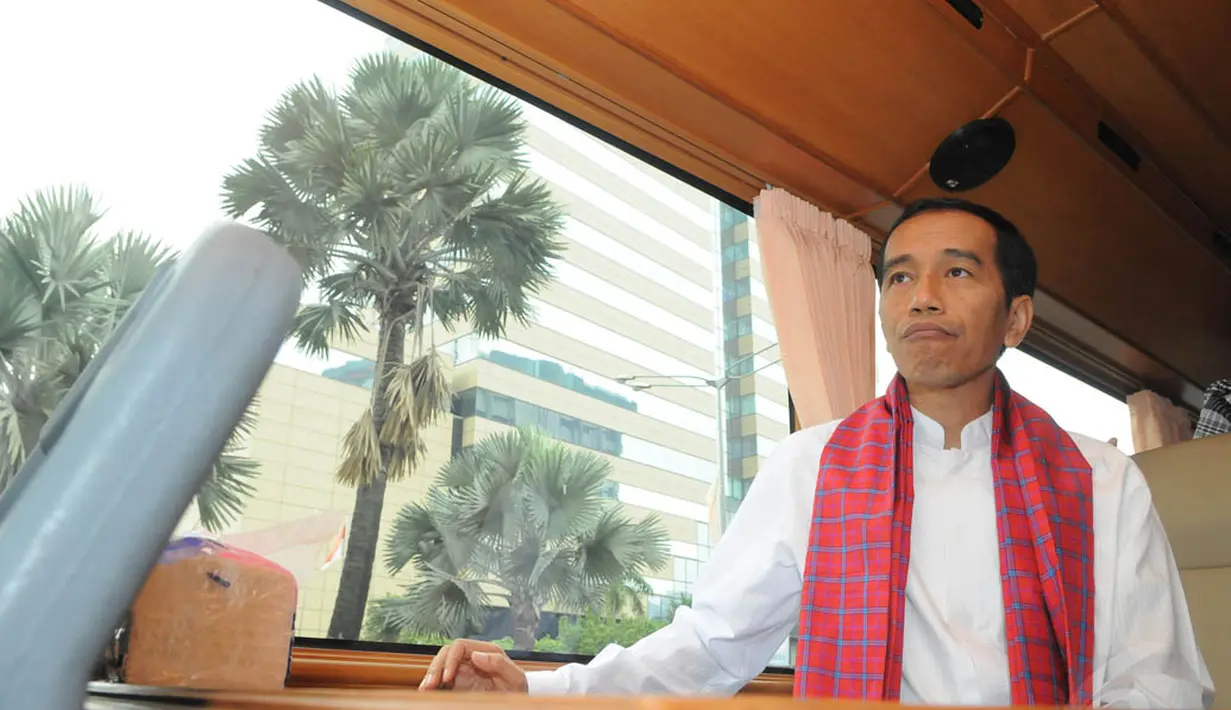 Jokowi saat menumpang bus Enjoy Jakarta milik Pemprov DKI, (3/10/14). (Liputan6.com/Herman Zakharia)