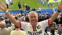 Suporter setia Brighton & Hove Albion yang diyakini bernama Roger Wade dikenai sanksi tak boleh menonton tim kesayangannya selama lima pertandingan karena mengenakan jersey Palestina. (Dok. Instagram/Antifaa_Ultras)