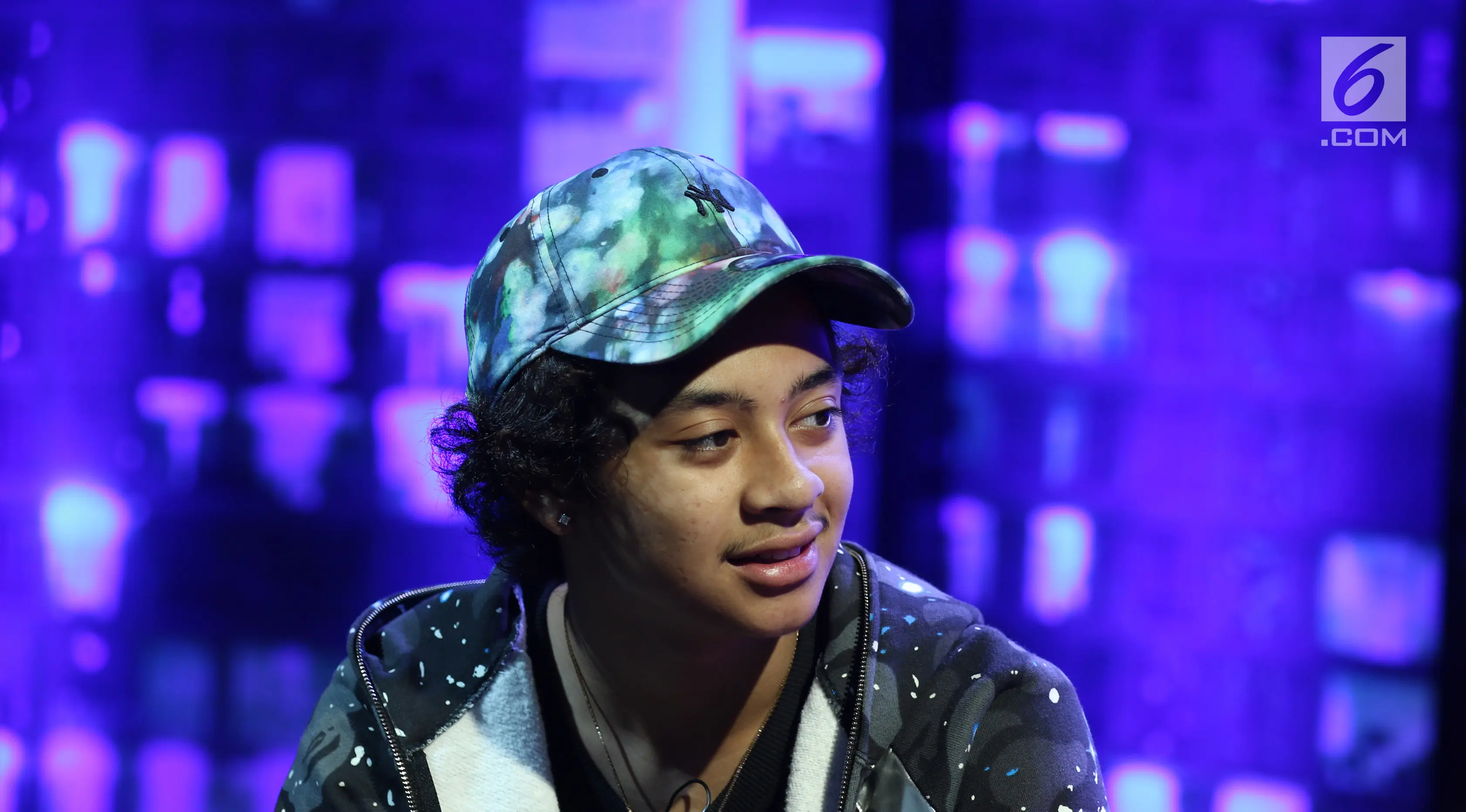 Aktor Bastian Steel saat menjadi bintang tamu dalam acara Dear Haters di Liputan6.com, Jakarta, Kamis (13/7). (Liputan6.com/Fatkhur Rozaq)