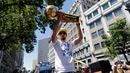 Pemain Guard Golden State Warriors, Stephen Curry menunjukkan tropi Larry O'Brien saat menggelar parade Warriors 2018 usai menjuarai NBA 2018 di pusat kota Oakland, California, Amerika Serikat, (12/6). (AP Photo/Marcio Jose Sanchez)