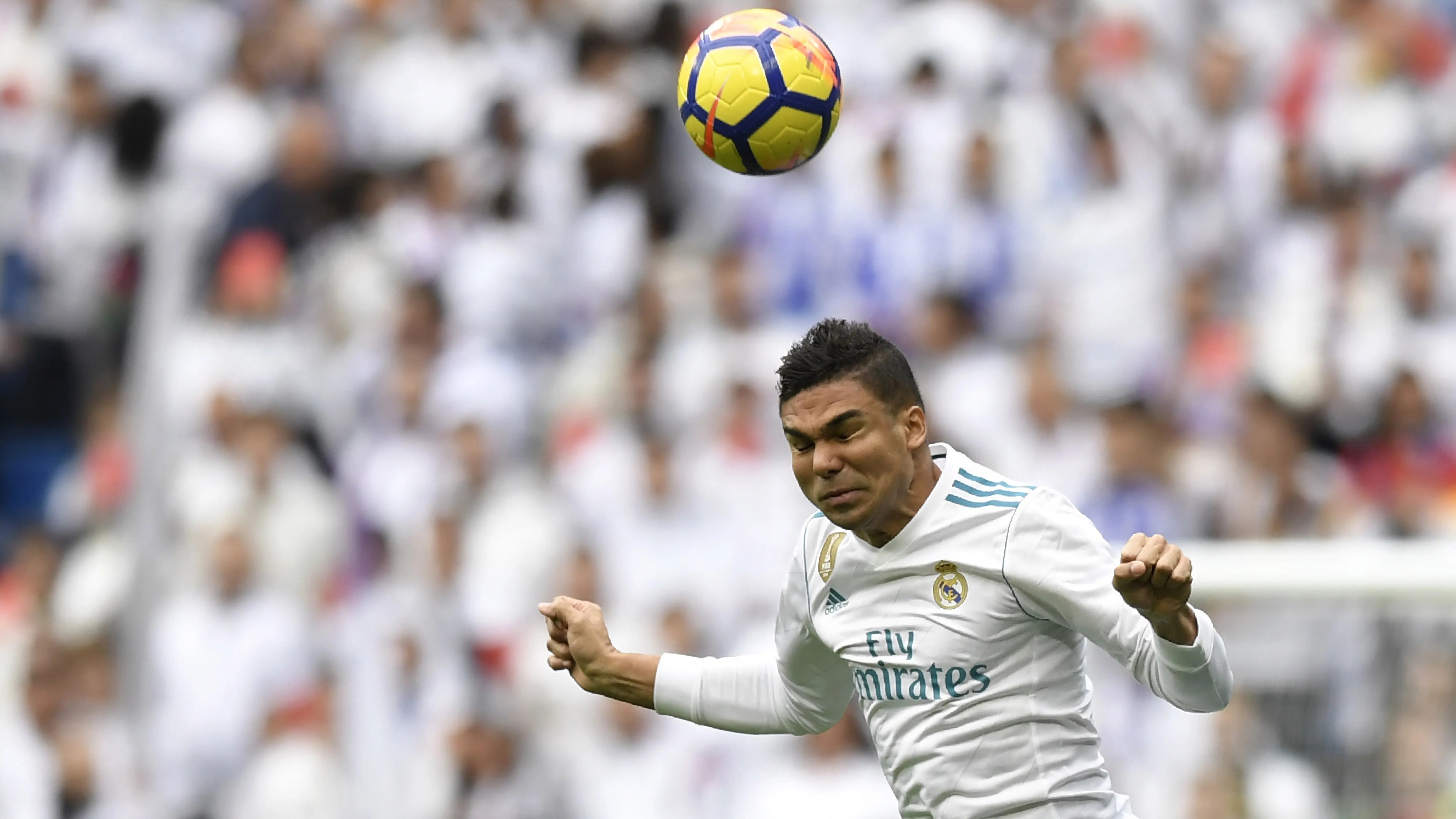 Gelandang Real Madrid asal Brasil Casemiro mencatatkan namanya pada daftar top scorer sementara klub dengan koleksi empat gol. Koleksi gol tersebut dihasilkan pada semua level kompetisi yang diikuti timnya. (AFP/Gabriel Bouys)