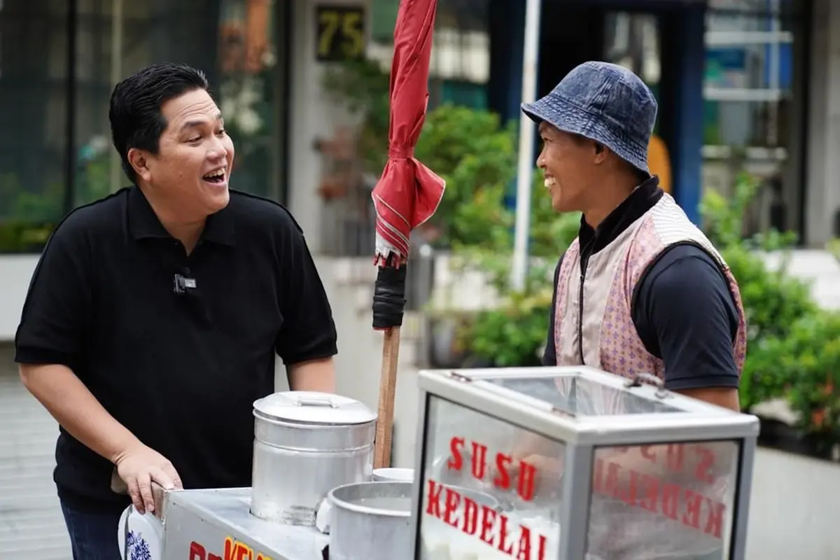 Ketum PSSI Erick Thohir Menemui Wasit Liga 2 yang Banting Setir Jadi Penjual Kembang Tahu
