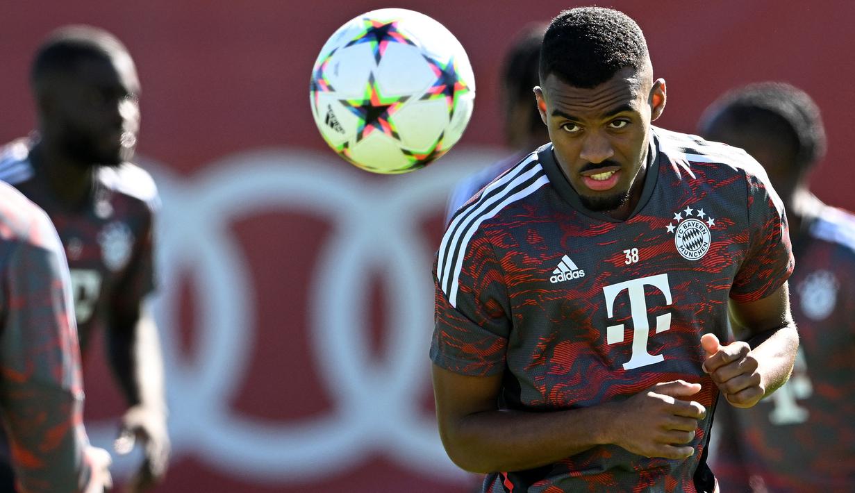 Gelandang Bayern Munchen, Ryan Gravenberch menyundul bola saat sesi latihan (12/9/2022) di Munich menjelang menghadapi Barcelona pada laga fase Grup C Liga Champions 2022/2023. Ryan Gravenberch yang baru didatangkan Bayern Munchen pada awal musim 2022/3034 dari Ajax Amsterdam nyatanya tak memenuhi ekspektasi. Jika dilepas, Liverpool yang sempat meminatinya sebelum didapatkan Bayern Munchen tentu akan bergerak cepat untuk menampungnya. (AFP/Christof Stache)