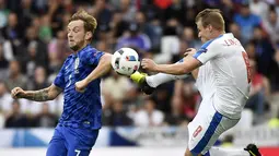 Ivan Rakitic mencetak satu gol dan lima peluang lainnya saat Kroasia bermain imbang 2-2 melawan Republik Ceska, (17/6/2016). (AFP/Jeff Pachoud)