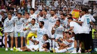 Para pemain Real Madrid foto bersama merayakan kemenangan atas Barcelona pada Piala Super Spanyol 2017 di stadion Santiago Bernabeu, Spanyol (16/8). Real Madrid menang 2-0 atas Barcelona dengan skor agregat 5-1. (AFP Photo/Curto De La Torre)
