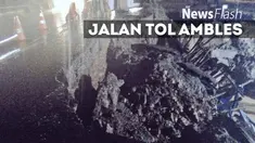 Jalan ambles di KM 17 tol Cikampek membuat lalulintas di seputaran tol dalam kota menjadi macet.