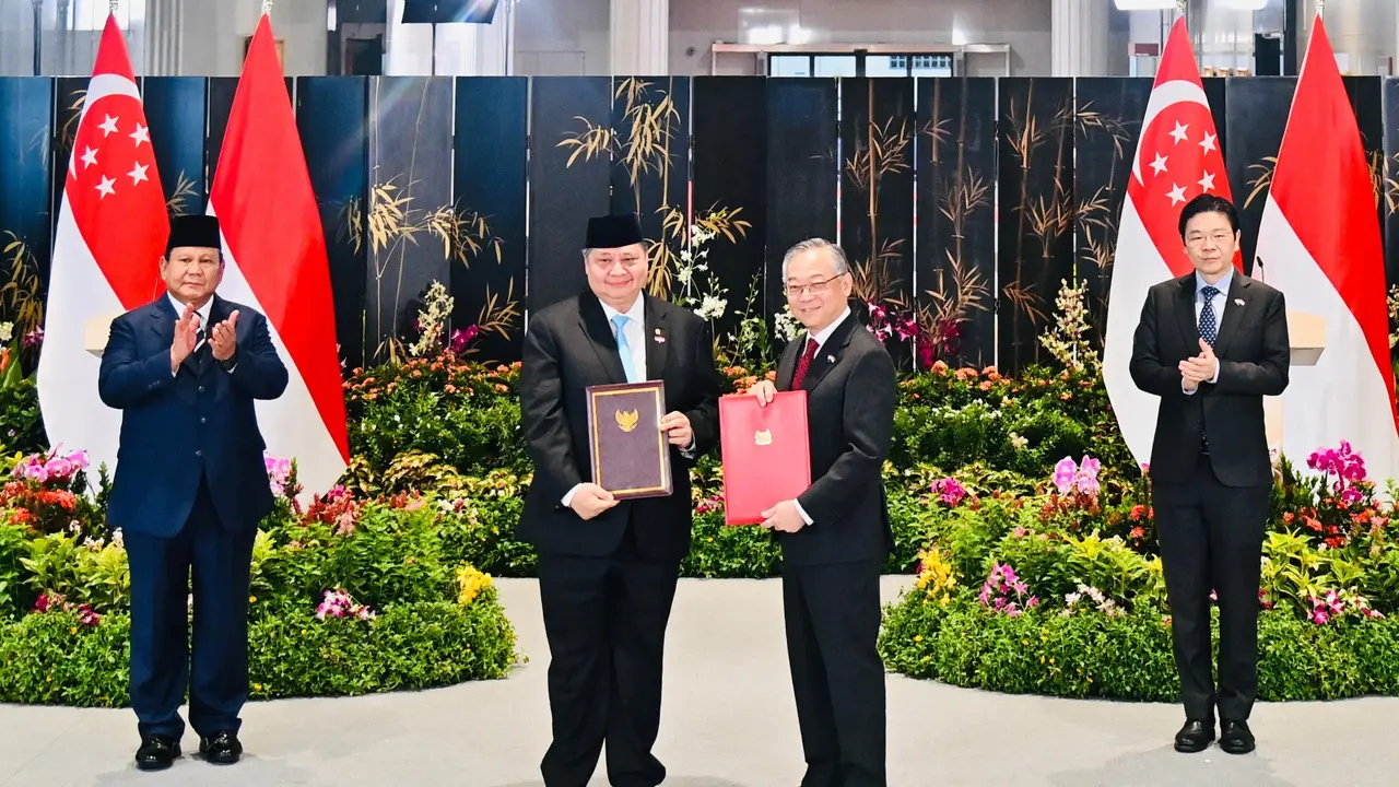 Presiden Prabowo Subianto menyaksikan penandatangan MoU antara RI dan Singapura, Senin (16/6/2025).