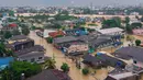 Keadaan darurat telah diumumkan di Provinsi Songkhla, Thailand selatan, pada 25 November 2025, setelah badan meteorologi memperkirakan akan terjadi hujan lebat dan kemungkinan banjir bandang minggu ini. Tampak foto udara yang diambil pada 26 November 2025 menunjukkan banjir merendam bangunan-bangunan perumahan di Hat Yai, Provinsi Songkhla, Thailand selatan. (Arnun Chonmahatrakool/THAI NEWS PIX/AFP)