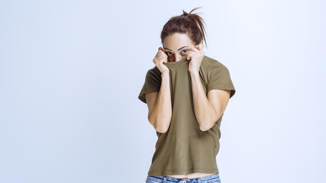 Produksi minyak berlebih ini sering kali disebabkan oleh faktor hormonal atau penggunaan produk perawatan kulit yang tidak sesuai.