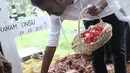 Artis Ruben Onsu menangis sambil menabur bunga di atas makam sang ayah, Johannes Abraham Onsu di TPU Pondok Ranggon, Jakarta Timur, Rabu (1/2). Ayah Ruben dan Jordi Onsu meninggal pada hari Minggu, 29 Januari malam. (Liputan6.com/Herman Zakharia)