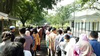 Wisatawan Lokal dan Mancanegara Antre Masuk Istana Bogor