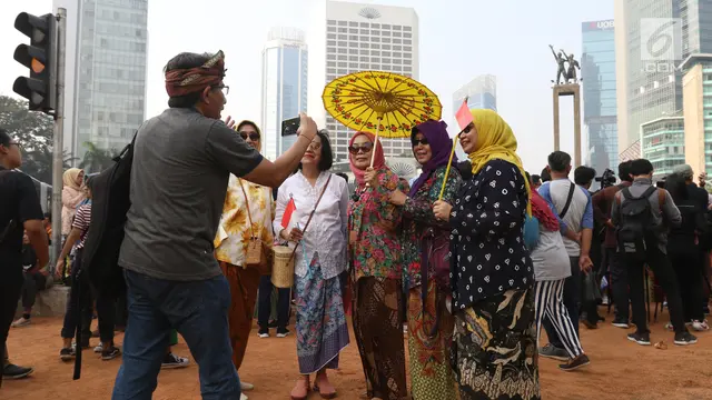 Kenakan Kebaya dan Sarung, Emak-Emak Berparade di Bundaran HI