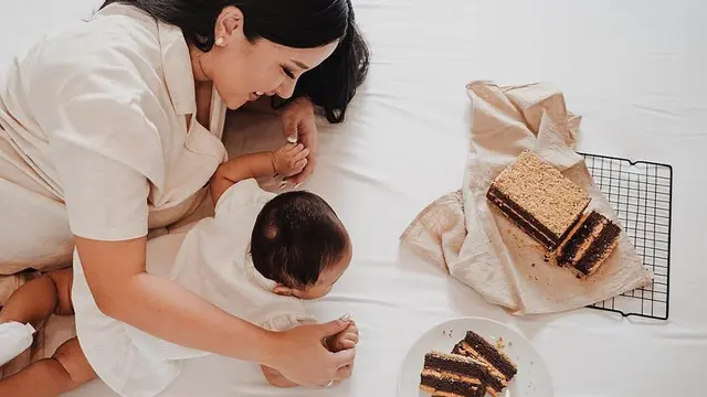 6 Potret Mutia Ayu Asuh Baby Gewa, Penuh Kasih Sayang dan Banjir Dukungan