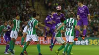 Gol bek Real Madrid Raphael Varane ke gawang Real Betis (REUTERS / Marcelo del Pozo)