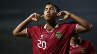 Razza Fachrezi berhasil mempersembahkan satu gol untuk Timnas Indonesia U-19 saat mengalahkan Filipina dengan skor 5-1 pada Jumat (08/07/2022). Ia sukses melesatkan bola ke gawang yang dikawal Lance Bencio setelah menerima umpan silang mendatar dari Alfriyanto Nico yang bergerak di sisi kanan lini serang skuat Garuda Muda. (Bola.com/Bagaskara Lazuardi)