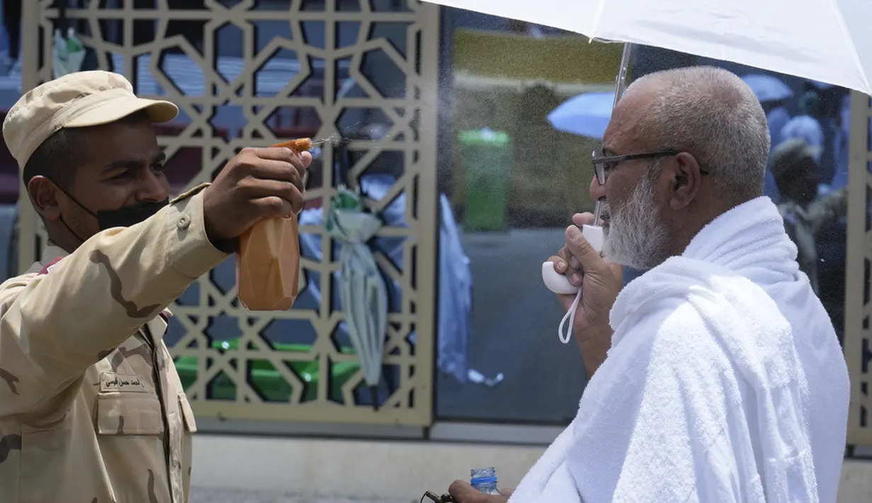 <p>Jemaah haji mulai berbondong-bondong ke Mina pada hari Tarwiyah. Jemaah melaksanakan ibadah tarwiyah untuk mengejar sunah Nabi Muhammad SAW. (AP Photo/Amr Nabil)</p>