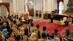Presiden Joko Widodo menggelar pertemuan dengan Ketua Badan Pengawas Pemilihan Umum (Bawaslu) dan seluruh jajaran Bawaslu pusat dan provinsi se-Indonesia, di Istana Negara, Jakarta, Selasa (24/2/2015). (Liputan6.com/Faizal Fanani)