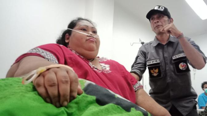 Dinas Kesehatan Kabupaten Karawang mengevakuasi penderita obesitas akut, Narti Sunarti, ke RSUD Karawang. (Liputan6.com/ Abramena)