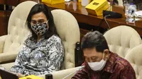 Menteri Keuangan Sri Mulyani (kiri) dan Kepala Eksekutif Pengawas Perbankan OJK Heru Kristiyana saat rapat kerja dengan Komisi XI DPR di Kompleks Parlemen, Jakarta, Senin (24/8/2020). Rapat di antaranya membahas perkembangan anggaran program Pemulihan Ekonomi Nasional. (Liputan6.com/Johan Tallo)