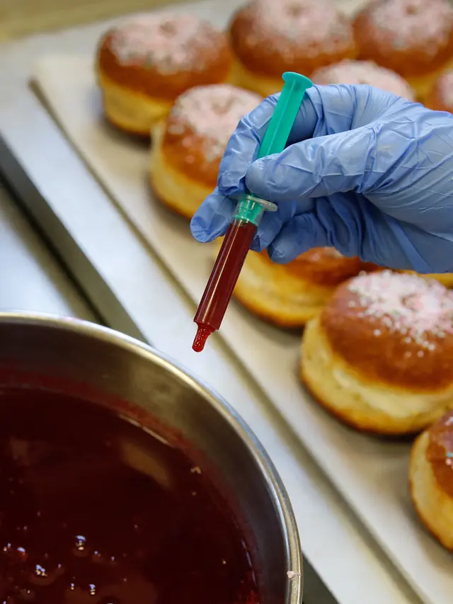 Sambut Vaksin Corona, Toko Roti Ini Tawarkan Donut dengan Alat Suntik