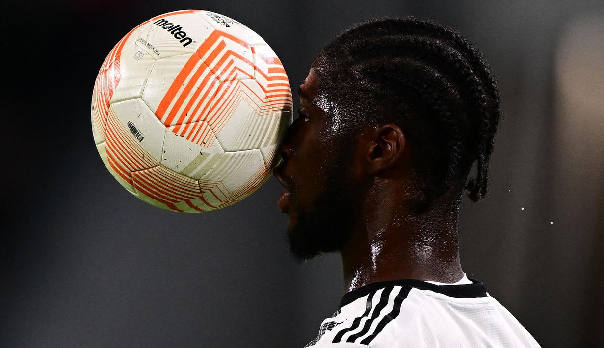 Pemain Juventus, Samuel Iling-Junior mengontrol bola pada laga leg pertama semifinal Liga Europa 2022/2023 melawan Sevilla di Allianz Stadium, Juventus, Jumat (12/05/2023) WIB. Laga berakhir dengan skor 1-1. (AFP/Marco Bertorello)