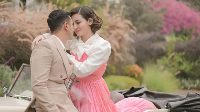 6 Pemotretan Terbaru Ali Syakieb dan Margin Wieheerm, Romantis Bergaya Klasik