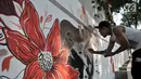 Seniman dari Reflect menyelesaikan mural berjudul Gugur Bunga dalam acara Project #1/Mural Cikini di Taman Plaza Teater Besar, TIM, Jakarta, Selasa (20/8/2019). Mural tersebut digelar dalam rangka menata estetika ruang publik sebagai sarana interaksi visual. (merdeka.com/Iqbal S. Nugroho)