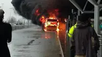 Kebakaran bus di Bandara Stansted, London, Inggris. (AFP)
