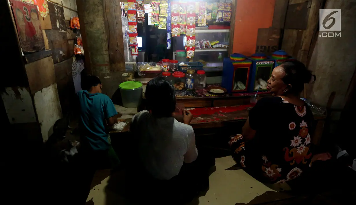 Warga beraktivitas di kawasan pemukiman kumuh di kolong Tol Pluit, Jakarta, Kamis (14/12). Mahalnya biaya sewa rumah dan meningkatnya kebutuhan hidup di Ibukota membuat mereka terpaksa tinggal di bawah kolong tol. (Liputan6.com/JohanTallo)