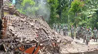 Personel Paskhas TNI AU pada Senin, 12 April 2021 membantu merobohkan rumah - rumah warga yang rusak dan rawan ambruk terdampak gempa di Malang (Liputan6.com/Zainul Arifin)