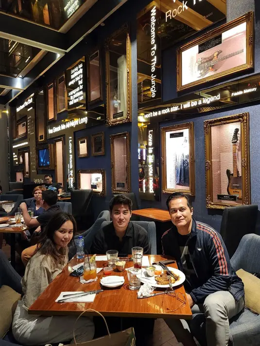 Tak mengikuti jejak kedua orang tua, Raffi suka dengan fotografi dan juga gemar menulis. Lulus dari SMA International Islamic High School, Rafi melanjutkan kuliahnya ke London, Inggris mengambil program studi Ekonomi. [Instagram/adjiepangestu]