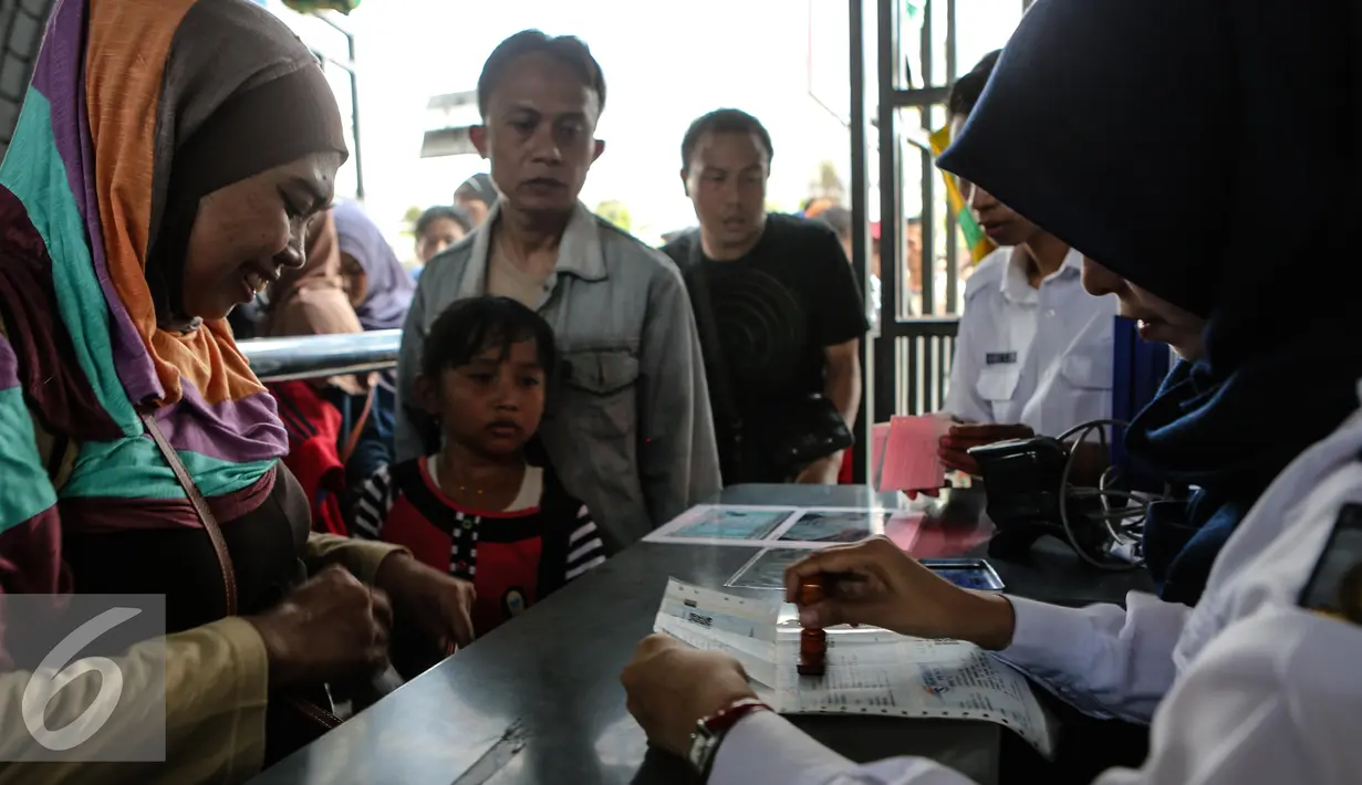 Petugas tampak mengecek tiket calon penumpang, Jakarta, Kamis (16/7/2015). Memasuki H-1 Lebaran, Stasiun Pasar Senen memberangkatkan sebanyak 8.443 pemudik. (Liputan6.com/Faizal Fanani)
