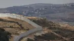 Sebuah foto yang diambil dari Israel memperlihatkan perbatasan yang memisahkan Israel utara dari Lebanon selatan, dengan desa Lebanon Ain Ebel terlihat di latar belakang pada 16 November 2025. Israel membangun tembok perbatasan baru di sepanjang garis perbatasan dengan Lebanon wilayah bagian Selatan. (Jalaa MAREY/AFP)