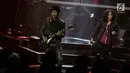 Personel grup band Slank Kaka dan Ridho beraksi pada konser yang bertajuk ‘Slank in Love’ di Balai Sarbini, Jakarta, Selasa (27/2). Dalam konsernya kali ini Slank akan membawakan tembang cinta miliknya. (Liputan6.com/Faizal Fanani)