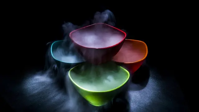 Telan Dry Ice, Pengunjung Restoran di India Langsung Muntah Darah